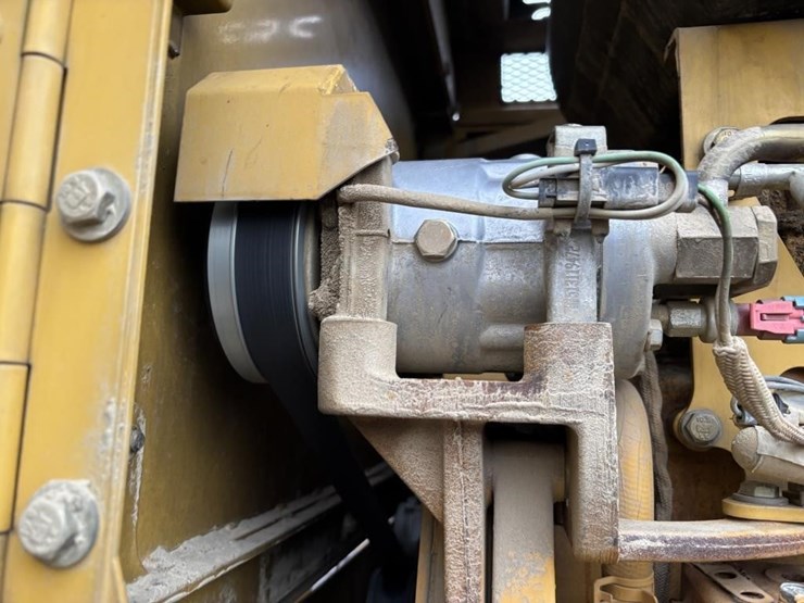 2005-caterpillar-143h-image-58