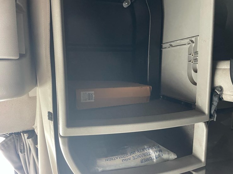 #149-•-2004-volvo-sleeper-semi-truck-image-43