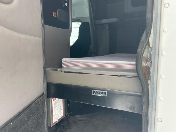 2012-peterbilt-384-image-13