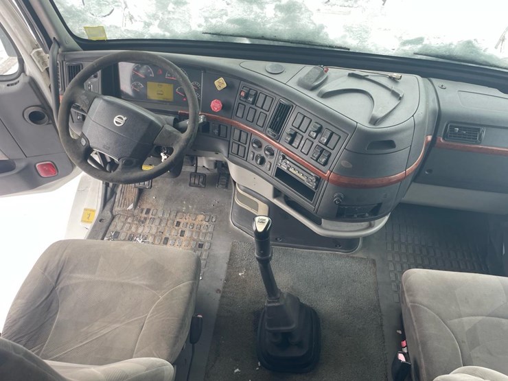 #149-•-2004-volvo-sleeper-semi-truck-image-45