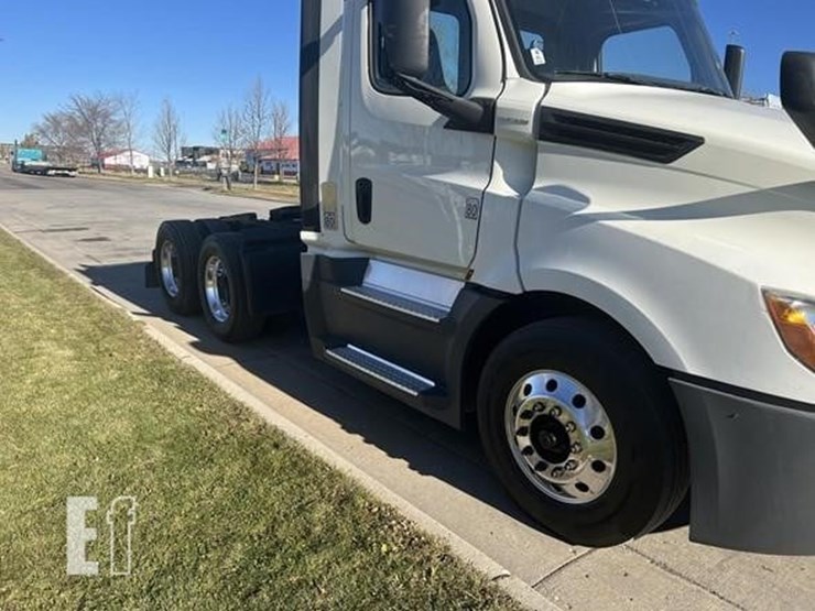 2019-freightliner-cascadia-126-image-2