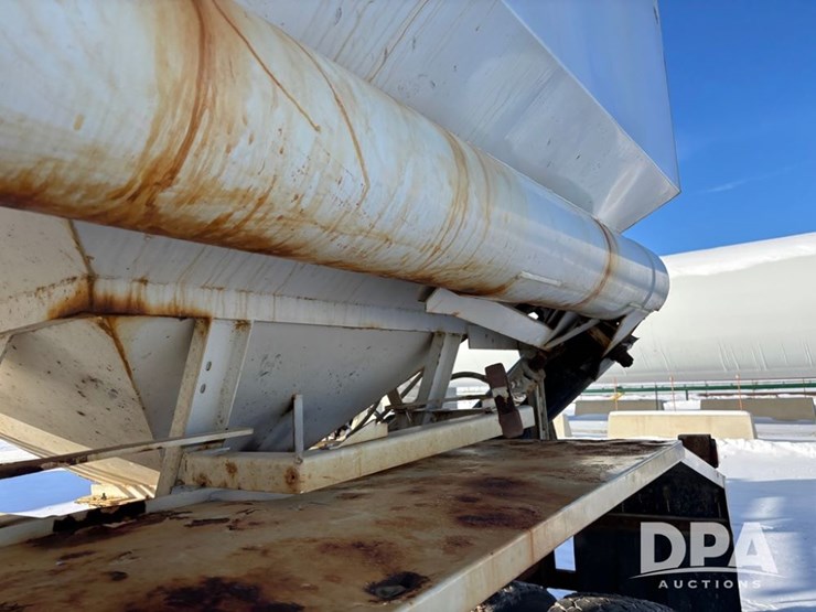 1998-freightliner-fl80-image-35