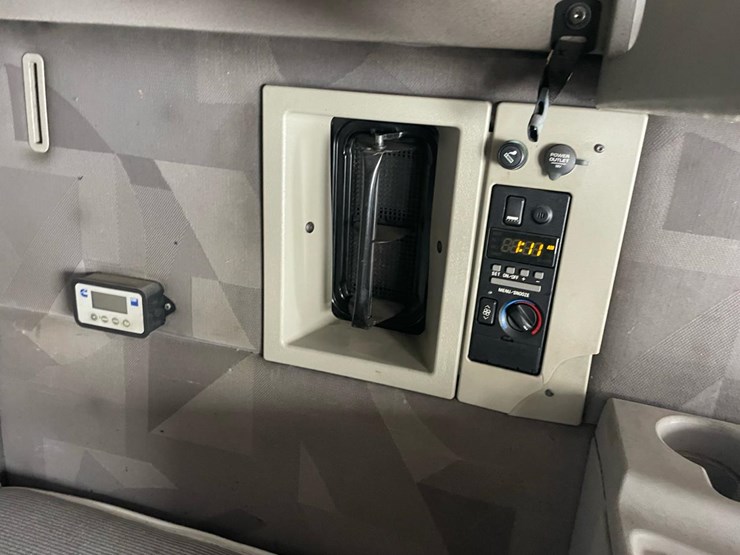 #149-•-2004-volvo-sleeper-semi-truck-image-40