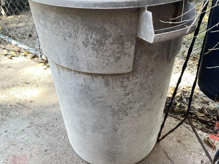 #3735-•-plant-stands,-gas-cans,-and-buckets-image-10