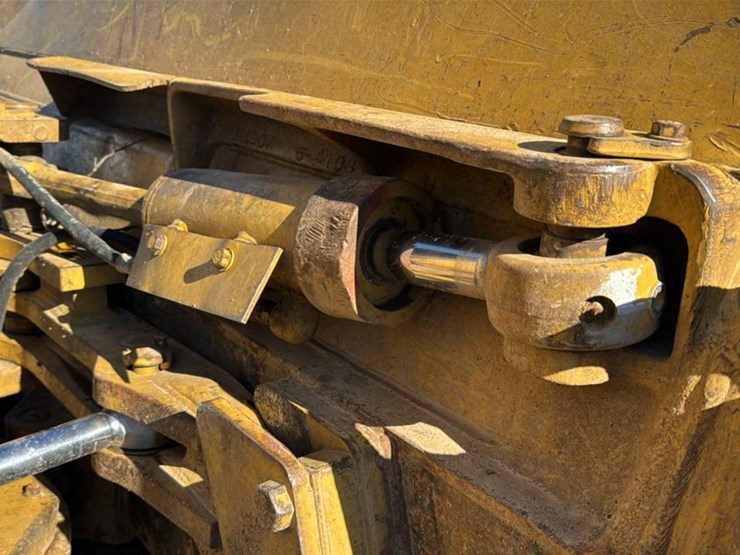 caterpillar-d4h-image-28