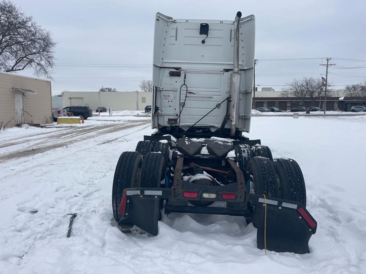 #149-•-2004-volvo-sleeper-semi-truck-image-4