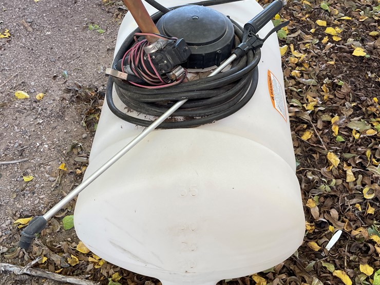 #3712-•-35-gallon-poly-sprayer-image-4