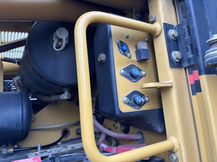 2005-caterpillar-143h-image-73