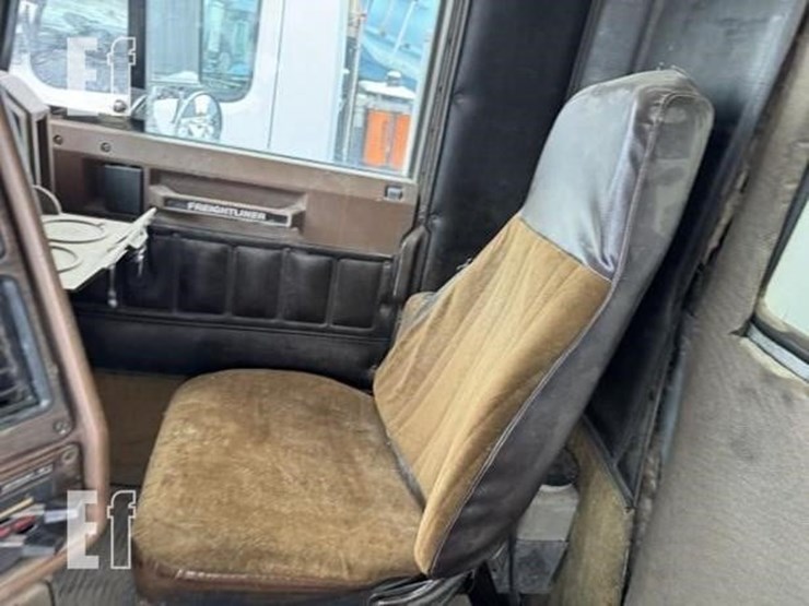 1985-freightliner-fld120-image-12