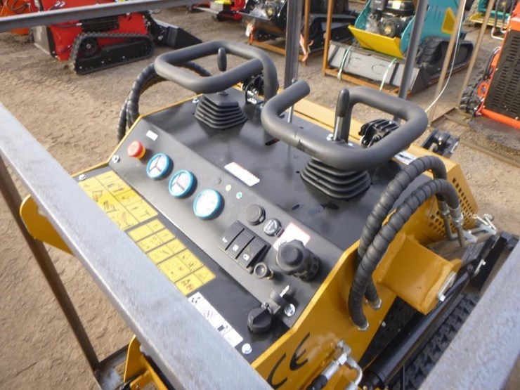 2025-agt-mx-crt23-skid-steer-track-loader-image-11