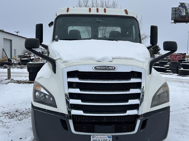 2019-freightliner-cascadia-126-image-5