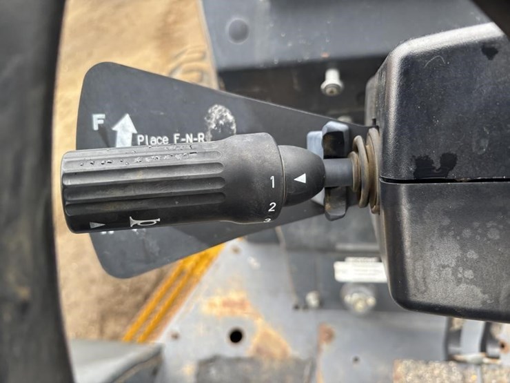 2017-deere-210l-image-34