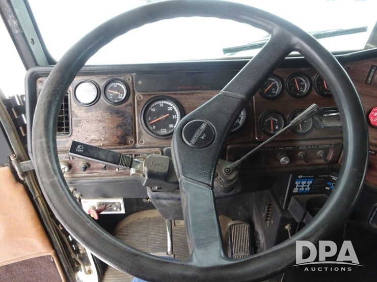 1994-freightliner-fld120-image-101