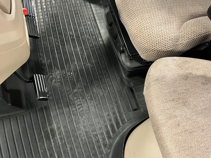 2010-john-deere-8295r-image-26