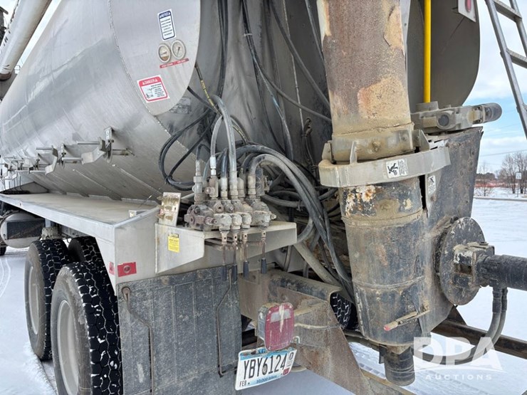 freightliner-114sd-image-48