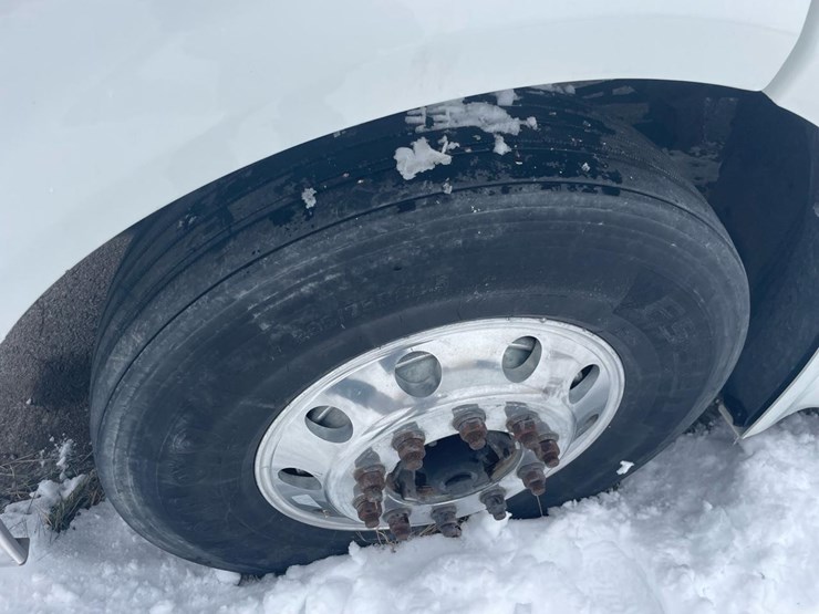 2012-peterbilt-384-image-11