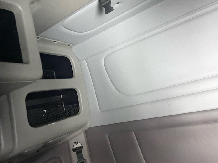 2012-peterbilt-384-image-32