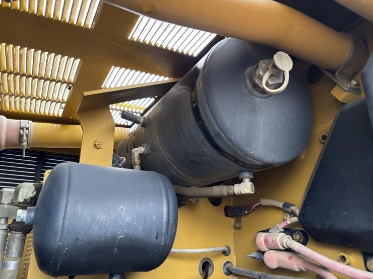 2005-caterpillar-143h-image-74