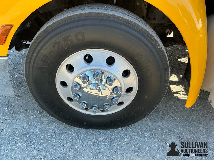 peterbilt-579-image-16