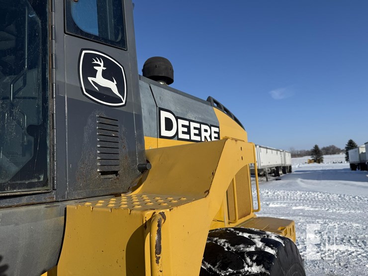 2011-deere-624k-image-27