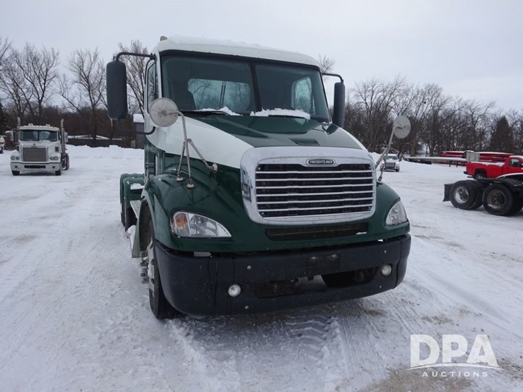 2007-freightliner-columbia-112-image-7