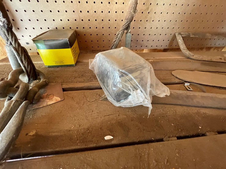 #3672-•-tools-and-large-wooden-table-image-6