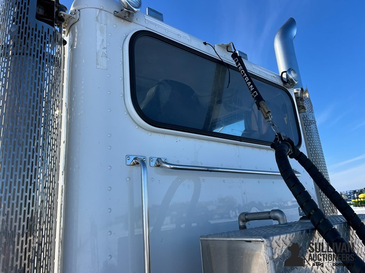 2014-peterbilt-388-image-19