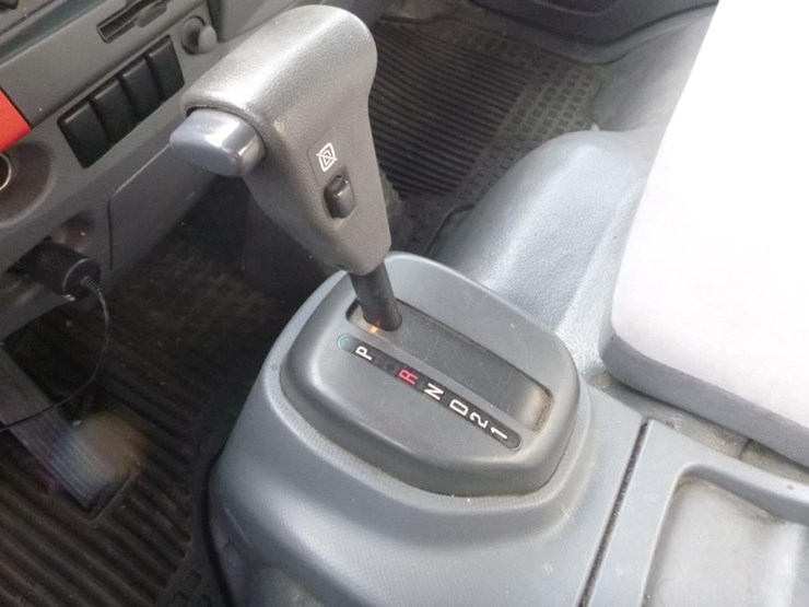 2016-isuzu-nrr-image-15