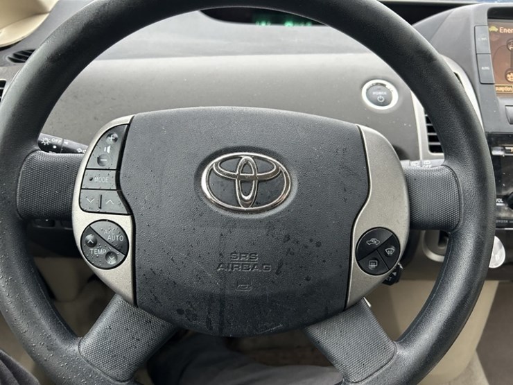 2004-toyota-prius-hybrid-sedan-image-26