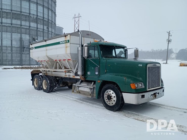 1996-freightliner-fld120-image-2