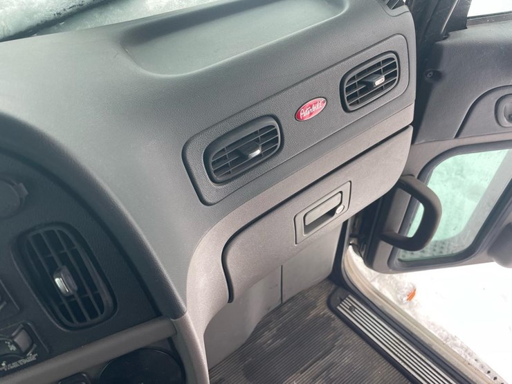 2012-peterbilt-384-image-37