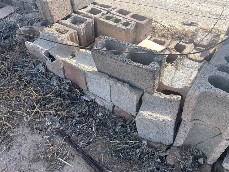 #3733-•-cinder-blocks-and-pavers-image-15