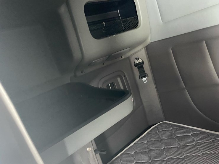 2012-peterbilt-384-image-31