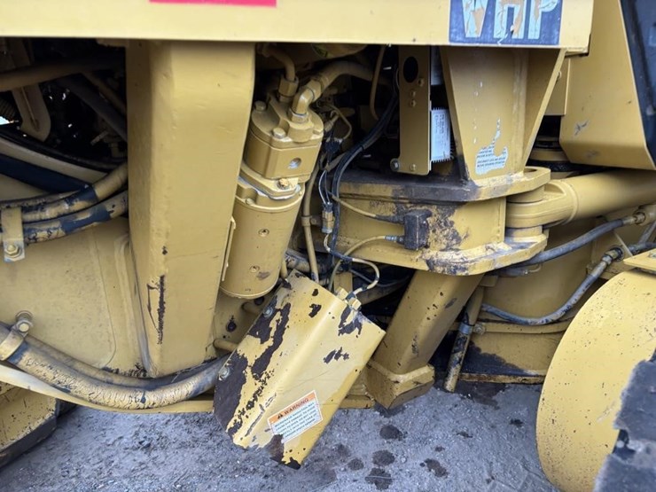 2005-caterpillar-143h-image-35