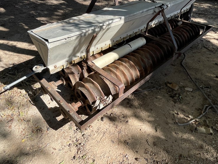 #3657-•-custom-hitch-pull-seeder-image-9