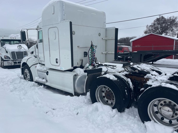 2012-peterbilt-384-image-3