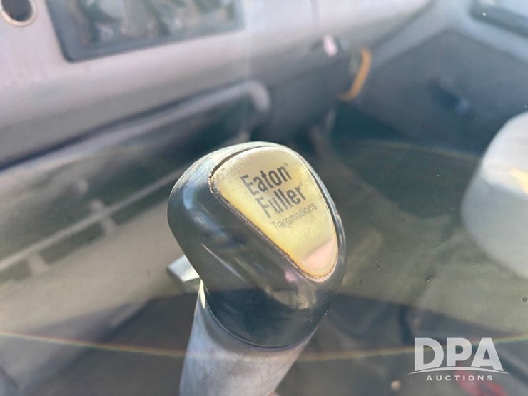 1998-freightliner-fl80-image-30