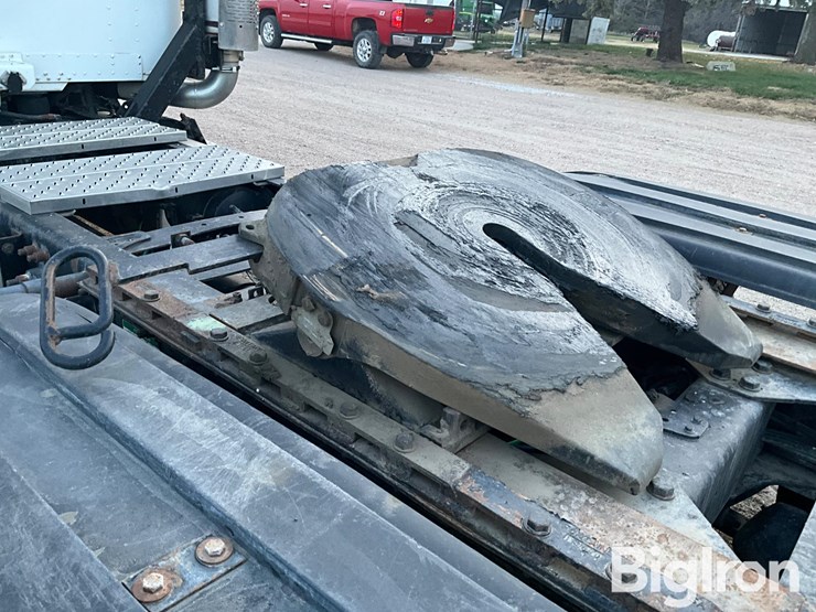 2001-freightliner-fld120-image-15