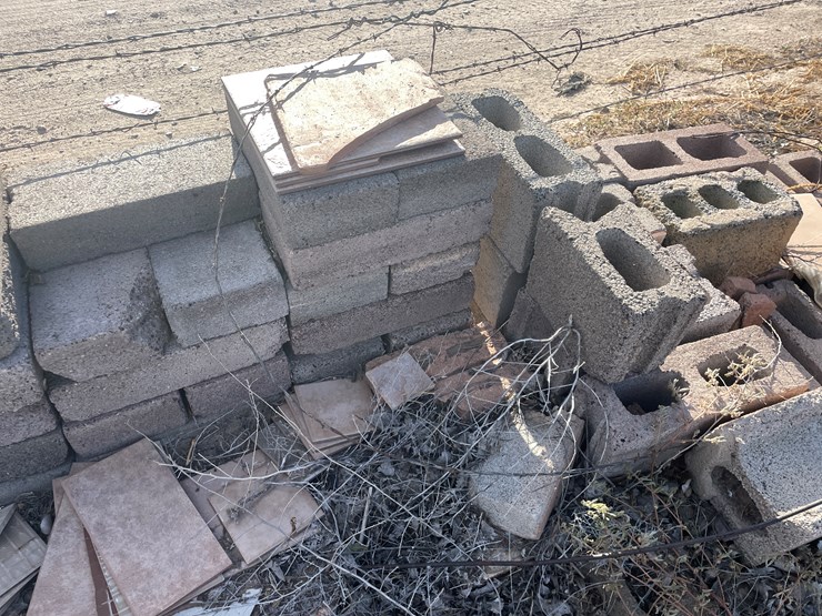 #3733-•-cinder-blocks-and-pavers-image-4