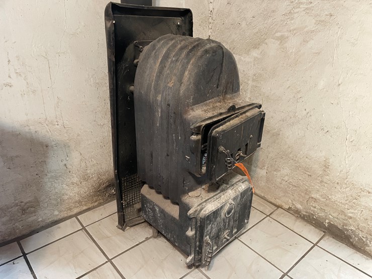 #3737-•-antique-cast-iron-stove/-water-heater-image-1