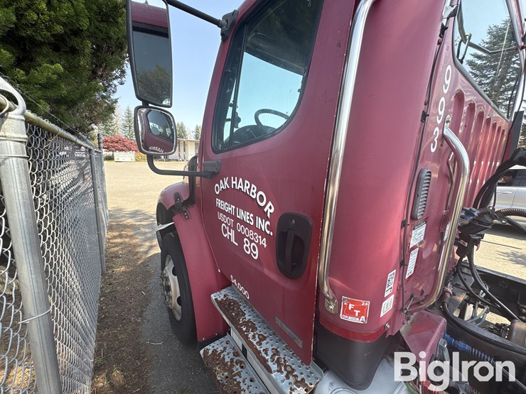 2004-freightliner-m2-106-image-12