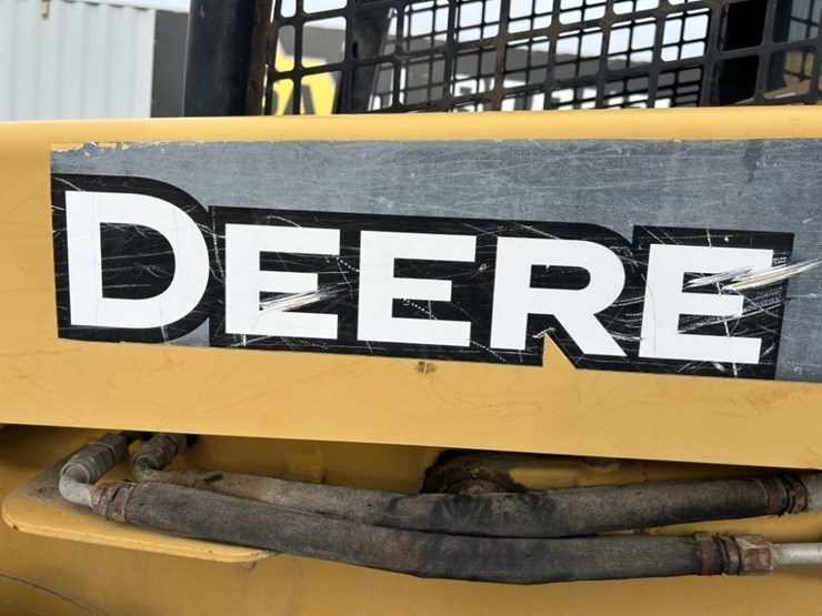 john-deere-332-image-9