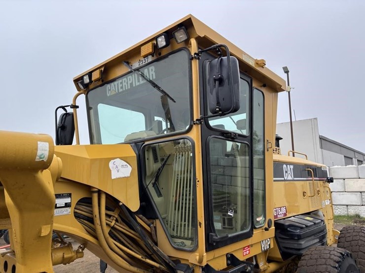 2005-caterpillar-143h-image-36