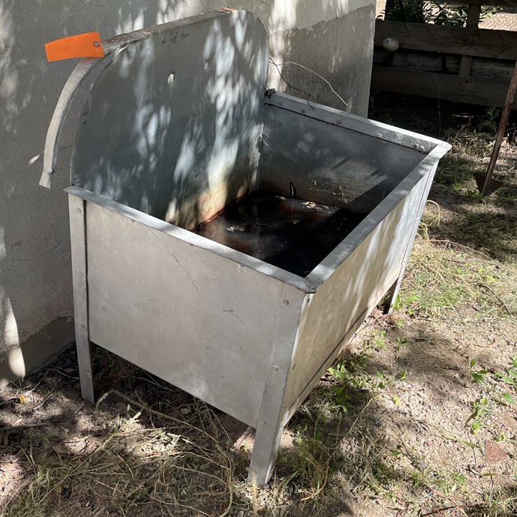 #3669 • Metal Tub