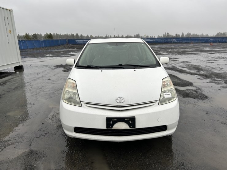 2004-toyota-prius-hybrid-sedan-image-8