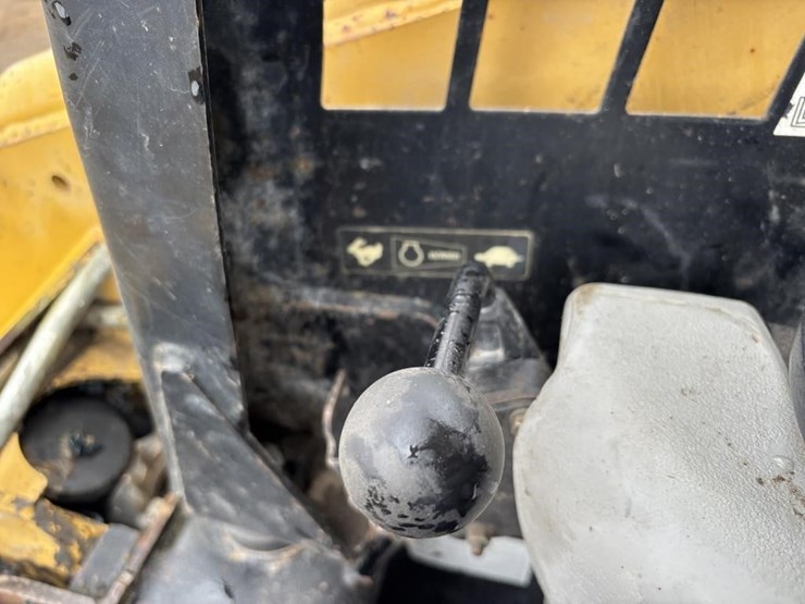 2006-caterpillar-246b-image-26