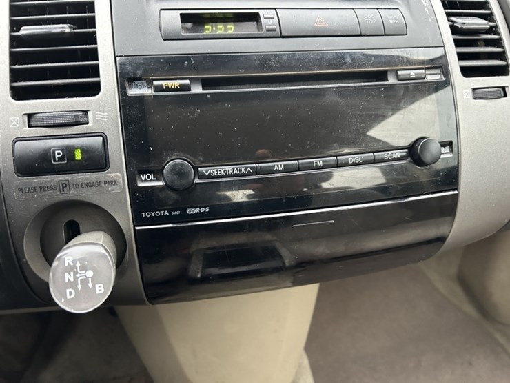 2004-toyota-prius-hybrid-sedan-image-22