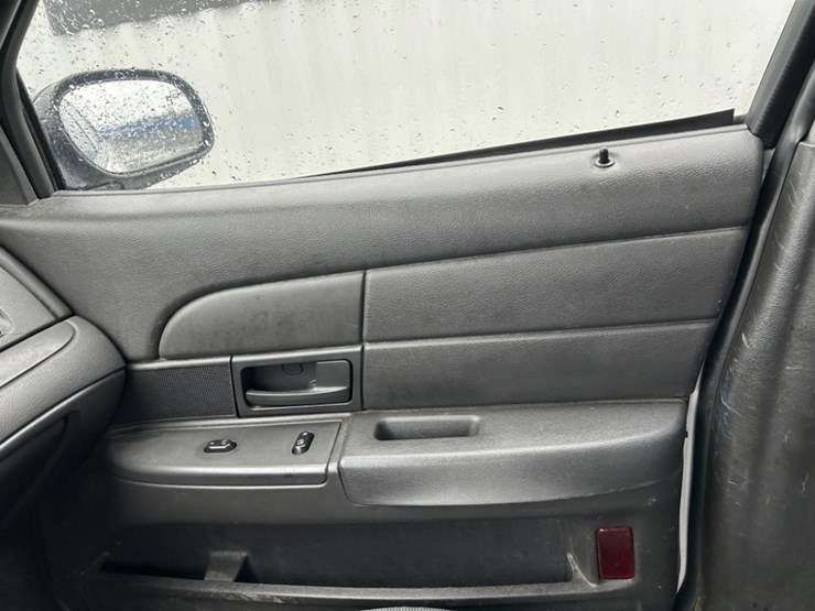 2004-ford-crown-victoria-sedan-image-19