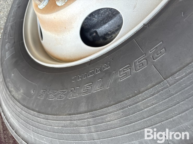 2004-freightliner-m2-106-image-18