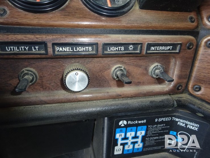 1994-freightliner-fld120-image-98